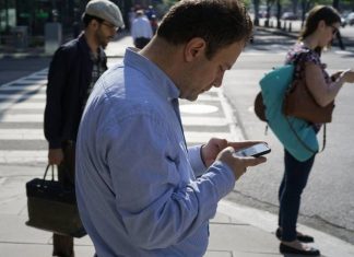 Casi la mitad de los peatones admite que mira el celular al cruzar la calle celular, calle, cruzar
