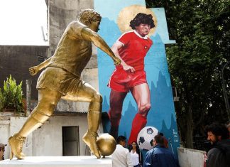 Diego Maradona tiene estatua y mural homenaje en La Paternal maradona