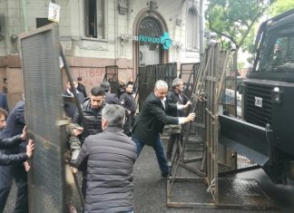 Graves incidentes frente al Congreso en plena sesión por el Presupuesto congre, incidentes