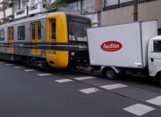VIDEO: Un vagón del subte chocó a tres camionetas en una vereda de Caballito subte