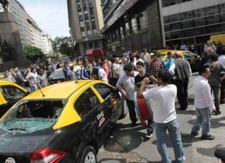 Nueva protesta de taxistas contra Uber: Coparon el centro porteño taxis