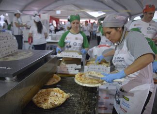 De la Argentina, al récord mundial: Hicieron más de 11 mil pizzas en 12 horas junto al Obelisco pizza. record