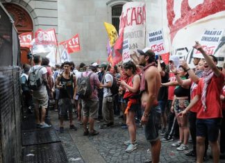 Graves incidentes frente a la Legislatura en las protestas contra la UniCABA incidentes