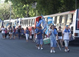 Buscarán sacarles la habilitación a micros escolares que trasladen a piqueteros micros