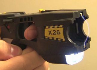 Volvió la polémica: Analizan sumar armas de descarga eléctrica para policías de la Ciudad arma