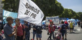 Organizaciones sociales mantienen un acampe frente al Ministerio de Desarrollo barrios de pie, acampe