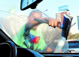 Un limpiavidrios podría ir preso por agredir a una mujer limpiavidrios