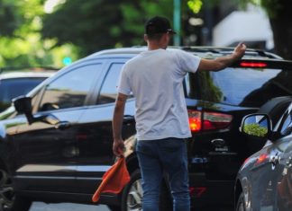 A un paso de prohibir a los trapitos y limpiavidrios en la Ciudad trapito