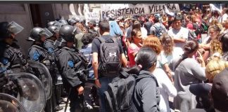 Vecinos de la Villa 31 protestaron frente a la Legislatura: «El barrio no está en venta» protesta