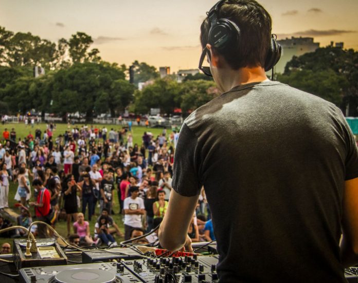 dj, plaza