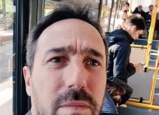Uno de los empresarios más ricos del país viajó en Metrobús para llegar al desayuno con el rey de España