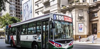 Choque entre un colectivo escolar y un auto en Balvanera: 36 chicos y 4 adultos fueron asistidos colect