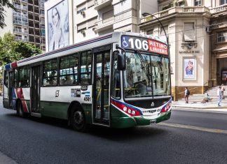 Choque entre un colectivo escolar y un auto en Balvanera: 36 chicos y 4 adultos fueron asistidos colect