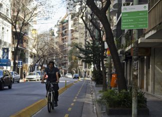 Se podrá estacionar en forma paralela a algunas ciclovías: Qué características deben cumplir las calles ciclovia