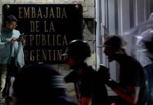 Crece la incertidumbre sobre el futuro de los seis asilados venezolanos