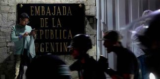 Crece la incertidumbre sobre el futuro de los seis asilados venezolanos