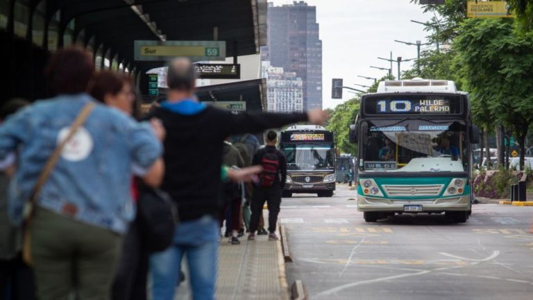 Paro de colectivos en el AMBA: varias líneas no circulan por falta de ...