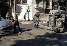 Mar del Plata: un hombre chocó varios autos, discutió con los vecinos y se quedó dormido esperando la grúa