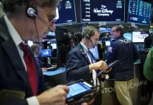 Los dólares financieros se aproximan a $1300 y el riesgo país sube nuevamente a la espera de noticias del FMI.