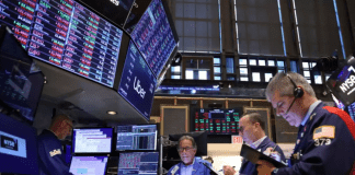 El riesgo país marcó su nivel más bajo en 9 meses y la bolsa logró un máximo histórico