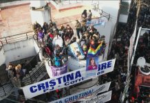 La militancia kirchnerista se metió en un edificio frente a la casa de CFK