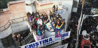 La militancia kirchnerista se metió en un edificio frente a la casa de CFK