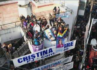 La militancia kirchnerista se metió en un edificio frente a la casa de CFK