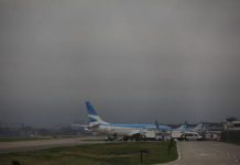 Aeroparque: continua cerrado por la niebla que afecta a la ciudad de Buenos Aires