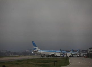 Aeroparque: continua cerrado por la niebla que afecta a la ciudad de Buenos Aires