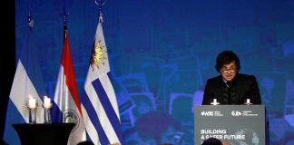 Acto por el atentado a la AMIA: Milei asistió con su gabinete y prometió “no parar hasta que se haga justicia”