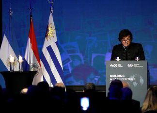 Acto por el atentado a la AMIA: Milei asistió con su gabinete y prometió “no parar hasta que se haga justicia”