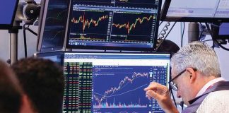 Bonos argentinos suben hasta 11% y el riesgo país cae más de 300 puntos tras apoyo de EEUU