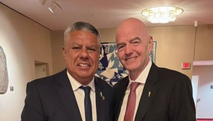 claudio-fabian-tapia-junto-a-gianni-infantino-2148780