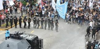 Incidentes en el Puente Pueyrredón: fuerzas federales desalojan con gas pimienta una protesta piquetera